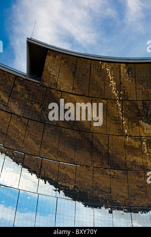 I quattro Solaire d'Odeillo gigante forno solare, presso il laboratorio PROMES presso il CNRS facility nei Pirenei, Francia. Foto Stock