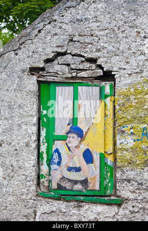 Carta murale raffigurante i guai in Irlanda, Ennistymon noto anche come Ennistimon, County Clare, Irlanda occidentale Foto Stock