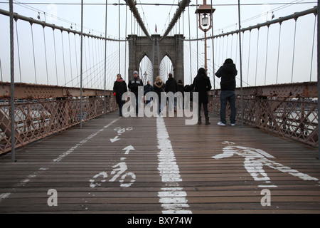 Che mostra segni di bicicletta e sentieri pedonali sul ponte di Brooklyn, New York City, 2010 Foto Stock