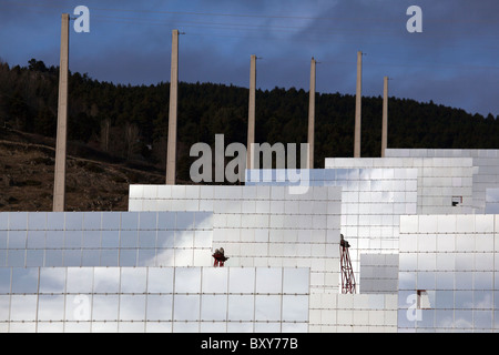 I quattro Solaire d'Odeillo gigante forno solare, presso il laboratorio PROMES presso il CNRS facility nei Pirenei, Francia. Foto Stock