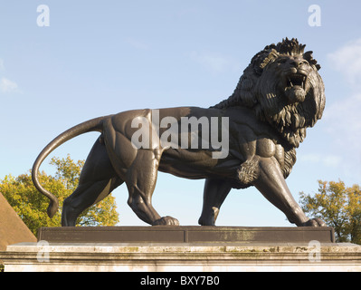 Reading, Berkshire. Forbury Square, Maiwand memoriale al campain afgano del 1880, ghisa statua di lion 1884-6. Foto Stock