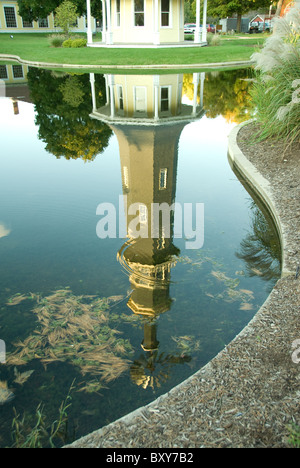 La riflessione di mulino a vento lungo la storica Route 66 in Dwight Illinois USA Foto Stock