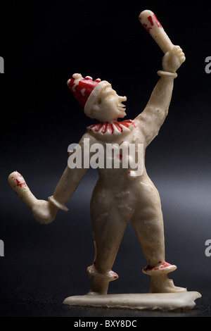 Un giocattolo vintage figurina di un circo giocoliere in un clown costume Foto Stock