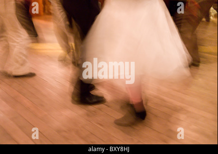 Traditional Irish set dancing in corrispondenza di una danza Ceilidh a Vaughan's Bar di Kilfenora, County Clare, Irlanda occidentale Foto Stock