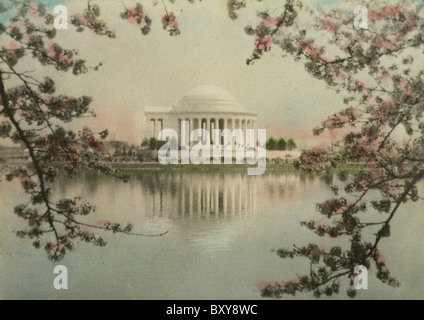 Circa 1910s a mano fotografia oscurata del Jefferson Memorial e fiori di ciliegio, Washington DC, Stati Uniti d'America. Foto Stock