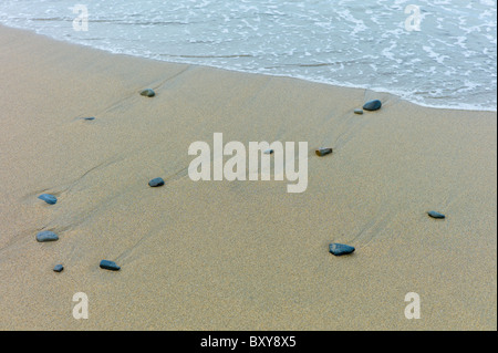 I ciottoli sulla spiaggia a Spanish Point, County Clare, costa Ovest dell Irlanda Foto Stock