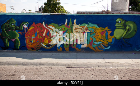 Carta murale raffigurante mostri verde lungo una strada in stile coloniale spagnolo città di Santiago di Querétaro, Queretaro, Messico Foto Stock