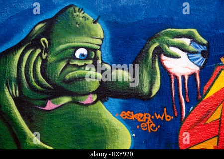 Carta murale raffigurante un mostro verde lungo una strada in stile coloniale spagnolo città di Santiago di Querétaro, Queretaro, Messico Foto Stock