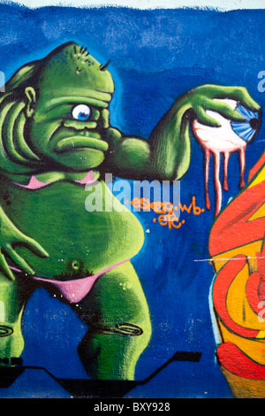 Carta murale raffigurante un mostro verde lungo una strada in stile coloniale spagnolo città di Santiago di Querétaro, Queretaro, Messico Foto Stock