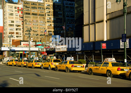 Linea di yellow cabs attende i clienti da Madison Squre Garden a New York Foto Stock