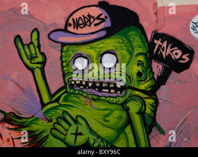 Carta murale raffigurante un mostro verde lungo una strada in stile coloniale spagnolo città di Santiago di Querétaro, Queretaro, Messico Foto Stock