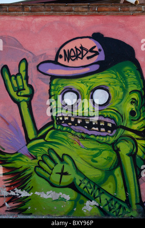 Carta murale raffigurante un mostro verde lungo una strada in stile coloniale spagnolo città di Santiago di Querétaro, Queretaro, Messico Foto Stock