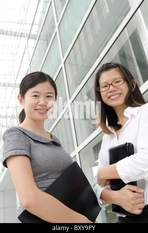 2 asian business donna sorridente Foto Stock