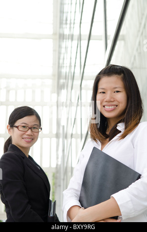 2 asian business donna sorridente Foto Stock