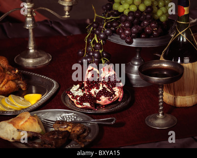 Artistico di vita ancora di festosa cena su un tavolo Foto Stock