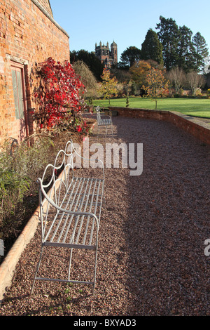 Capesthorne Hall, Inghilterra. Veduta autunnale del Capesthorne Hall giardino con la hall nel lontano sullo sfondo. Foto Stock