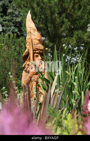 Mount Pleasant Gardens, Inghilterra. Vista estiva di Mount Pleasant Gardens, con una procedura guidata di legno scultura in background. Foto Stock