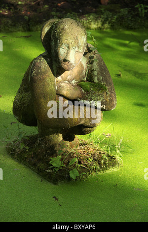 Norton Priory Museum & Gardens. Vista di una delle molte statue del Norton Priory sentiero delle sculture. Foto Stock