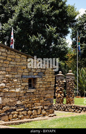 Union Jack e South African bandiere a Fort Nottingham, Midlands, KwaZulu Natal, Sud Africa. Foto Stock