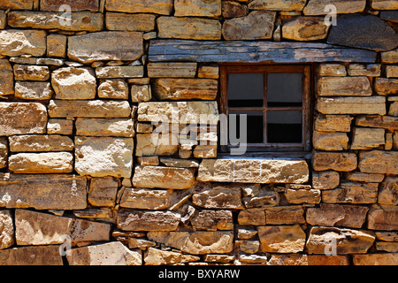 Antico in pietra a secco con il muro di legname di piccole dimensioni finestra incorniciata. Fort Nottingham, Midlands, KwaZulu Natal, Sud Africa. Foto Stock