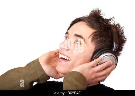 Adolescente maschio ascoltando musica e canta a voce alta. Isolato su sfondo bianco. Foto Stock