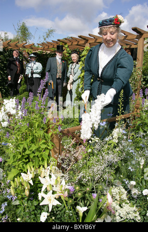 RHS Tatton, Cheshire. Tatton Park soci e i volontari vestito in costume vittoriano della RHS Tatton show. Foto Stock