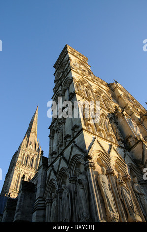 La Cattedrale di Salisbury guglia e la sezione del fronte ovest Inghilterra WILTSHIRE REGNO UNITO Foto Stock