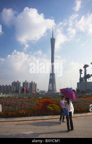 Le donne che prendono le fotografie nella parte anteriore del cantone di torre, Zhujiang New Town, Guangzhou, Guangdong, Cina Foto Stock