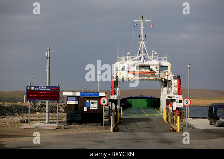 Il rotolo sul roll off car ferry terminal a Belmont, Unst, isole Shetland, che va a Gutcher su Yell e Fetlar Foto Stock