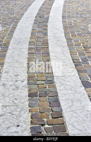 Pavimentazione in lastre e blocchi di porfido con bianco e sfumature colorate Foto Stock