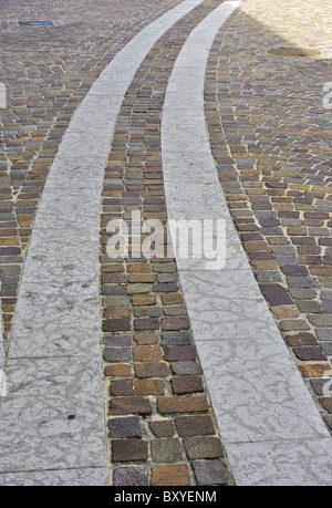 Pavimentazione in lastre e blocchi di porfido con bianco e sfumature colorate Foto Stock