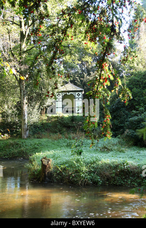 Adlington Hall & Gardens, Inghilterra. La mattina presto il pupazzo di neve vista del fiume Dean con il Ting casa sullo sfondo. Foto Stock