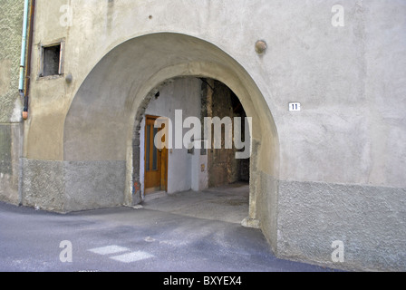 Portico sulla strada stretta del vecchio villaggio italiano Foto Stock