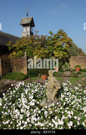 Arley Hall & Gardens, Inghilterra. Veduta autunnale Arley Hall Giardino di bandiera con la torre dell orologio in background. Foto Stock