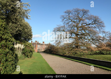 Arley Hall & Gardens, Inghilterra. Veduta autunnale del Furlong a piedi con Arley Hall in background. Foto Stock