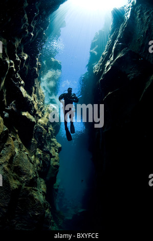 Scuba Diver in volcanic crack, Asbirgi, Akureyri, Islanda Foto Stock