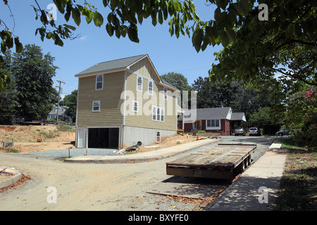 Habitat per l'umanità, un'organizzazione no-profit, aiuta a costruire case a Charlottesville, VA. Foto Stock