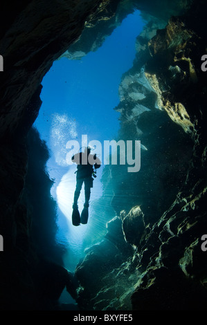 Scuba Diver in volcanic crack, Asbirgi, Akureyri, Islanda Foto Stock