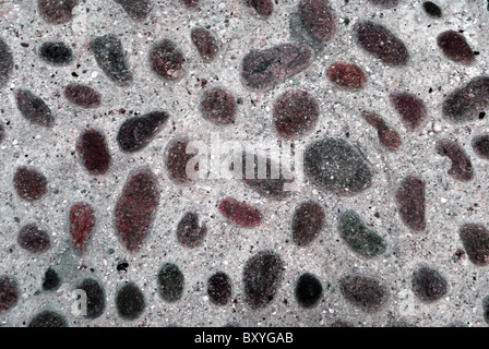 Pavimentazione in lastre e blocchi di porfido con bianco e sfumature colorate Foto Stock