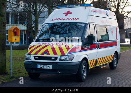 La Croce Rossa ambulanza parcheggiato di fianco alla vita boa vicino al fiume Shannon estuary in Limerick, Repubblica di Irlanda Foto Stock