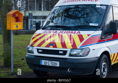 La Croce Rossa ambulanza parcheggiato di fianco alla vita boa vicino al fiume Shannon estuary in Limerick, Repubblica di Irlanda Foto Stock