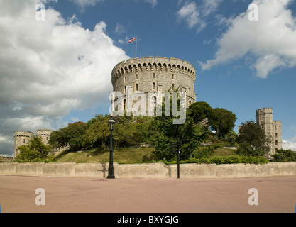 Il Castello di Windsor, Berkshire. La torre rotonda sul motte, originale medievale mantenere rimodellato da Wyatville nel 1828-31. Foto Stock