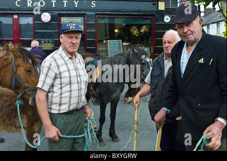 Fiera dei cavalli in piazza del mercato a Kilrush, Co. Clare, Irlanda. Tradizionale per la gente del posto e per i viaggiatori di commercio cavalli e pony. Foto Stock