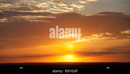 Tramonto al di sopra di prateria Foto Stock