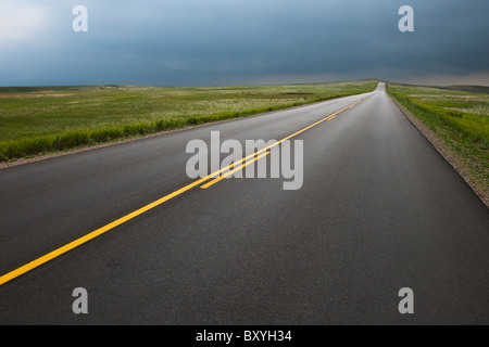Autostrada attraversando Parco nazionale Badlands Foto Stock