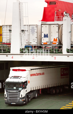 Autocarri essendo caricati sul traghetto da Palma Mallorca per Europa continentale Foto Stock