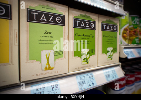 Scatole di Tazo Green Tea sono visti su un ripiano di generi alimentari in New York Foto Stock