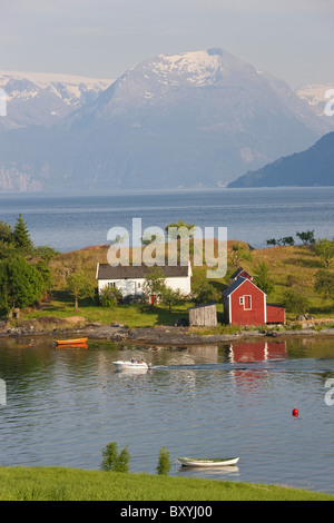 Piccola isola in Hardangerfjorden nr Bergen, Fiordi Occidentali, Norvegia Foto Stock