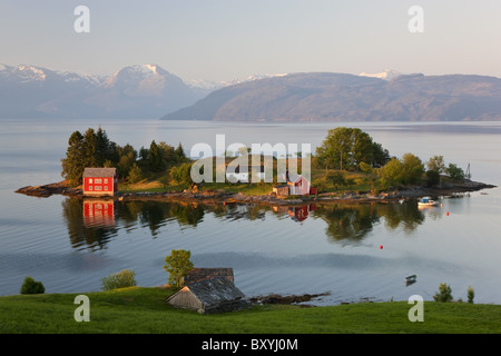 Piccola isola in Hardangerfjorden nr Bergen, Fiordi Occidentali, Norvegia Foto Stock