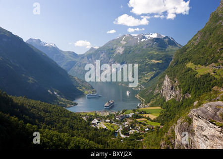 Navi da Crociera, il Geirangerfjord, Fiordi Occidentali, Norvegia Foto Stock